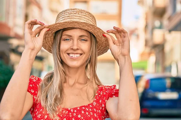 Junge Blonde Touristin Sommerkleidung Spaziert Durch Die Stadt — Stockfoto