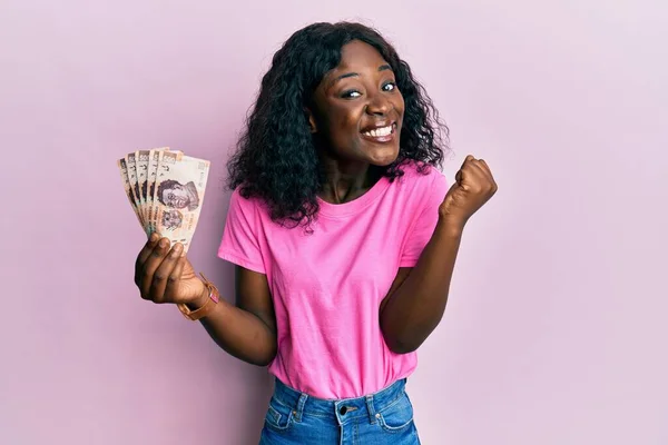Beautiful African Young Woman Holding 500 Mexican Pesos Banknotes Screaming — Stock fotografie