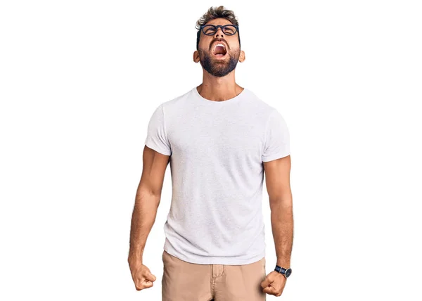 Jonge Spaanse Man Casual Kleren Glazen Boos Gek Schreeuwend Gefrustreerd — Stockfoto