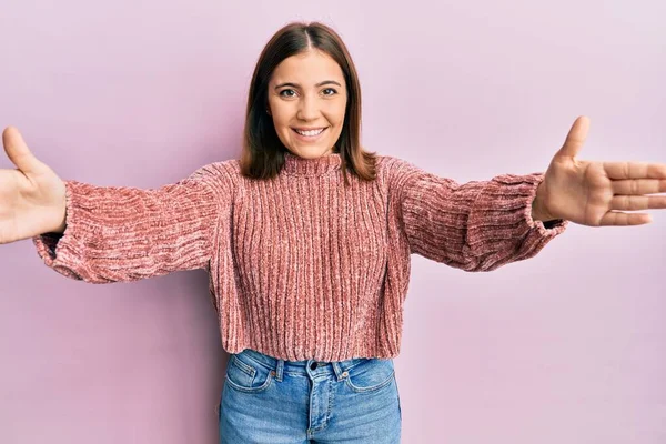 Jonge Mooie Vrouw Draagt Casual Kleding Kijkt Naar Camera Glimlachend — Stockfoto