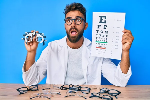 Młody Hiszpan Okularach Optometrycznych Papierze Literami Przerażonymi Zszokowanymi Zaskakującą Zdumioną — Zdjęcie stockowe