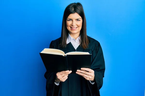 Giovane Donna Ispanica Indossa Giudice Libro Lettura Uniforme Guardando Positivo — Foto Stock