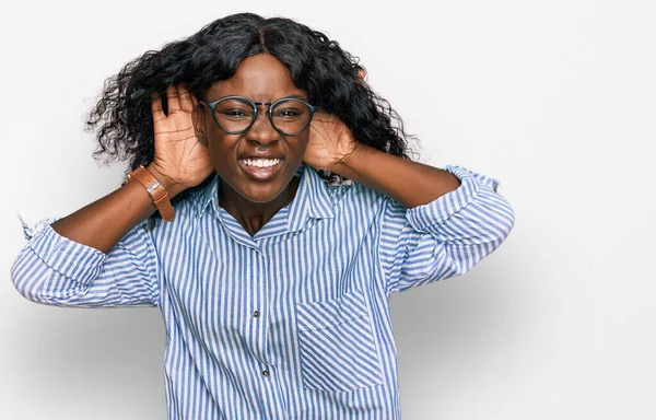 Красивая Африканская Молодая Женщина Повседневной Одежде Очках Пытается Услышать Обе — стоковое фото