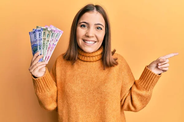 Young Beautiful Woman Holding Indian Rupee Banknotes Smiling Happy Pointing — Stok fotoğraf