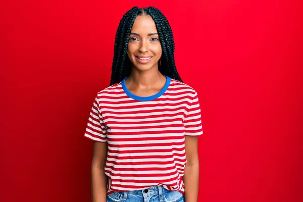 Hermosa Mujer Hispana Vistiendo Ropa Casual Con Una Sonrisa Alegre —  Fotos de Stock