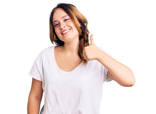 Νεαρή Όμορφη Καυκάσιος Γυναίκα Φορώντας Casual Λευκό Μπλουζάκι Κάνει Ευτυχισμένη — Φωτογραφία Αρχείου