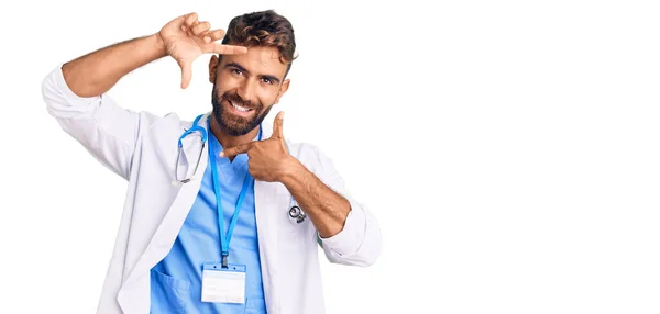 Joven Hombre Hispano Vistiendo Uniforme Médico Estetoscopio Sonriendo Haciendo Marco —  Fotos de Stock