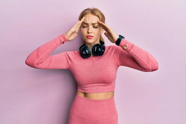 Hermosa Mujer Rubia Caucásica Vistiendo Ropa Gimnasio Usando Auriculares Con —  Fotos de Stock