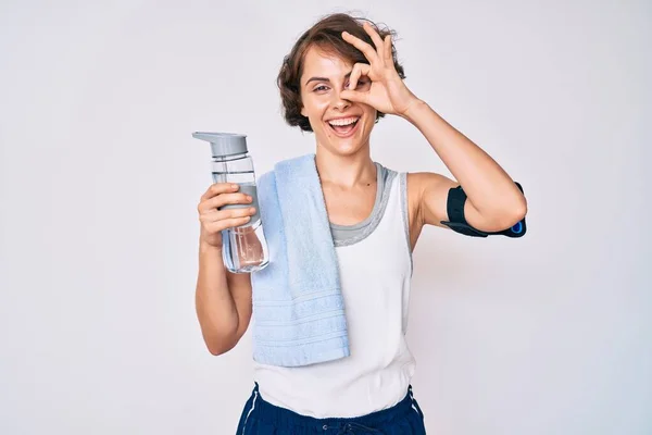 Jonge Latijns Amerikaanse Vrouw Draagt Sportkleding Handdoek Drinken Fles Water — Stockfoto