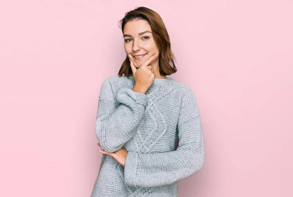 Junge Kaukasierin Lässiger Kleidung Die Selbstbewusst Die Kamera Lächelt Mit — Stockfoto