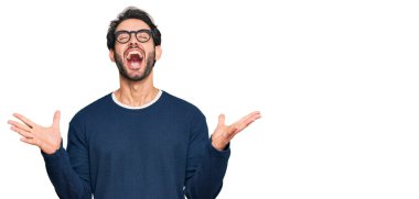 Gündelik kıyafetler ve gözlük takan genç İspanyol adam başarının çılgınlığını kutluyor. Kolları havada ve gözleri kapalı, heyecanlı çığlıklar atıyorlar. Kazanan konsept 