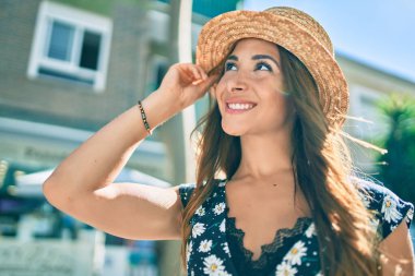 Genç İspanyol kadın tatilde. Gülümsüyor. Şehrin caddesinde mutlu yürüyüşler..