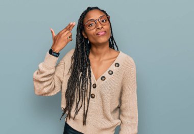 Sıradan kıyafetler giyen Afrikalı Amerikalı bir kadın silah gibi el ve parmakları işaret ederek kendini vuruyor, intihar ediyor.. 