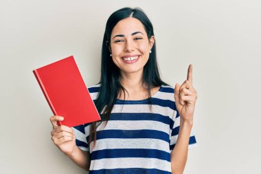 Bir fikirle gülümseyen güzel bir genç kadın ya da soru işareti yapan mutlu bir yüzle, bir numara 