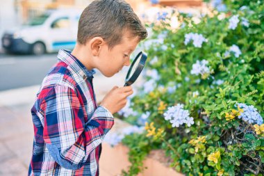 Kafkas kaşif çocuk parkta büyüteç kullanıyor..