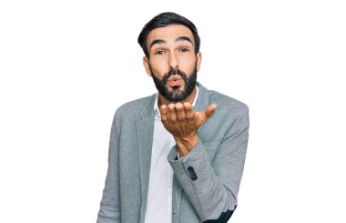 İş kıyafetleri giymiş genç İspanyol bir adam kameraya bakıyor. Canlı yayında öpüşüyor. Güzel ve seksi. aşk ifadesi. 