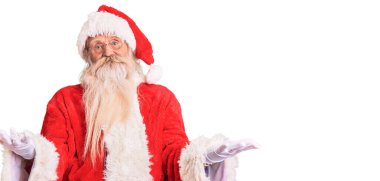 Gri saçlı, uzun sakallı, geleneksel Noel Baba kostümü giymiş neşeli gülümseyerek yardım eli uzatan ve kabul gören yaşlı bir adam.. 