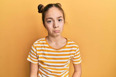 Güzel, esmer, sıradan çizgili tişört giyen, sıkıntılı, sinirli ve korkmuş bir kız. hüzünlü ifade. 