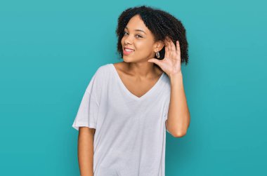 Genç Afro-Amerikan kızı, günlük giysiler giymiş, kulaktan kulağa gülümseyen dedikoduları ve dedikoduları dinliyor. Sağırlık kavramı. 