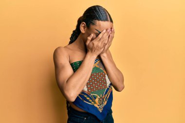 Makyaj yapan, uzun saçlı, kadın gömleği giyen, suratını ellerle örten, ağlayan İspanyol bir adam. depresyon kavramı. 