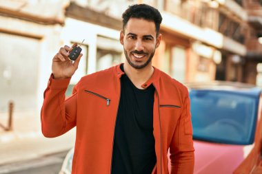 Şehirde yeni bir arabanın anahtarı İspanyol genç adamda..