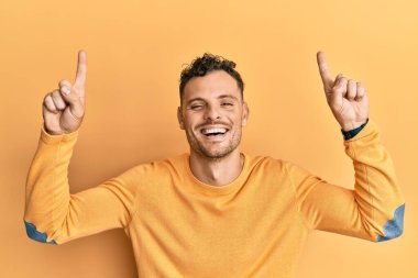 Genç İspanyol adam parmaklarıyla işaret ediyor ve kahkahalarla gülüyor çünkü komik çılgın bir şaka.. 