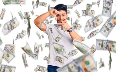 Yakışıklı Latin Amerikalı, sıradan tişörtler giyen, gülümseyen, elleri ve parmakları mutlu yüzlü bir adam. yaratıcılık ve fotoğrafçılık kavramı.