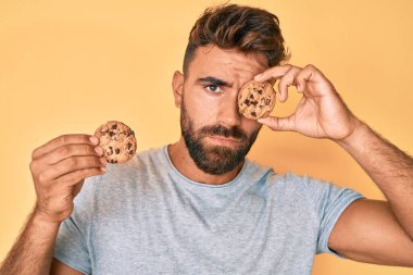 Kurabiye tutan genç İspanyol bunalımlı ve endişeli, sinirli ve korkmuş. hüzünlü ifade. 