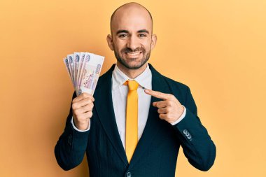 Genç İspanyol iş adamı Rus 500 rublelik banknotlar tutuyor mutlu bir şekilde el ve parmağıyla işaret ediyor. 