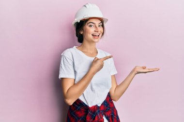 Kafkas şapkalı genç bir kadın kameraya hayret ediyor ve gülümsüyor.. 