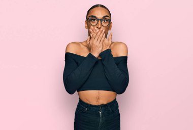 Makyaj yapan, uzun saçlı, kadın kıyafeti giyen İspanyol bir transseksüel yanlışlıkla ağzını kapatmış. gizli kavram. 