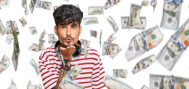 Genç İspanyol adam müzik dinliyor kulaklık takıyor kameraya bakıyor ve havada bir öpücük savuruyor güzel ve seksi. aşk ifadesi.