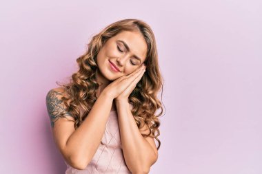 Genç sarışın kız rahat kıyafetler giyer, uyur, yorgun düşler kurar, ellerle poz verir, gözleri kapalı gülümserdi.. 