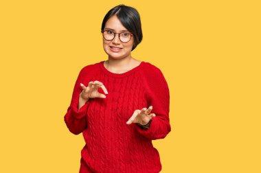 Kısa saçlı, gözlüklü, iğrenç bir ifade takınan, tiksinti dolu, tiksindirici bir yüz ifadesi olan genç ve güzel İspanyol bir kadın.. 