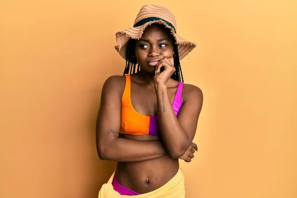 Νεαρή Αφροαμερικανή Γυναίκα Που Φοράει Μπικίνι Και Καλοκαιρινό Καπέλο Σκέφτεται — Φωτογραφία Αρχείου