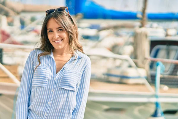 Giovane Donna Ispanica Sorridente Felice Piedi Porto — Foto Stock