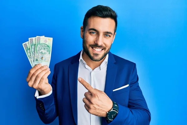 Joven Empresario Hispano Con Traje Negocios Sosteniendo Billetes Zloty Polacos — Foto de Stock