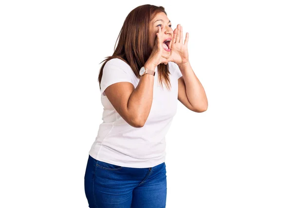 Mujer Latina Mediana Edad Vistiendo Una Camiseta Blanca Casual Gritando — Foto de Stock