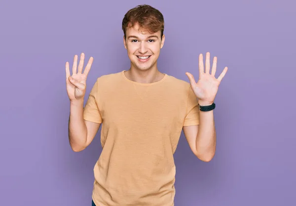 Junger Kaukasischer Mann Lässiger Kleidung Zeigt Mit Zeigefinger Nummer Neun — Stockfoto