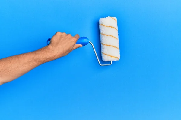 Mão Homem Hispânico Pintando Parede Azul Usando Rolo Pintura — Fotografia de Stock