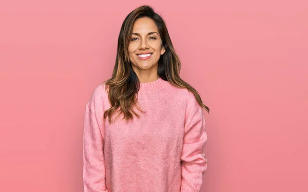 Mulher Hispânica Jovem Vestindo Roupas Casuais Com Sorriso Feliz Legal — Fotografia de Stock