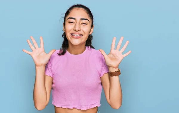 Adolescente Hispana Con Aparatos Dentales Con Ropa Casual Celebrando Loca —  Fotos de Stock