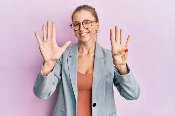 Mooie Kaukasische Vrouw Draagt Zakelijke Jas Bril Tonen Wijzen Met — Stockfoto