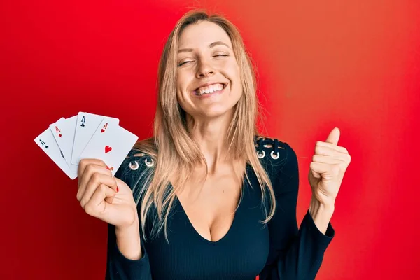Mulher Caucasiana Bonita Segurando Cartas Poker Ace Gritando Orgulhoso Celebrando — Fotografia de Stock