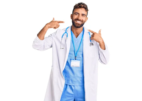 Jovem Hispânico Vestindo Uniforme Médico Estetoscópio Sorrindo Alegre Mostrando Apontando — Fotografia de Stock