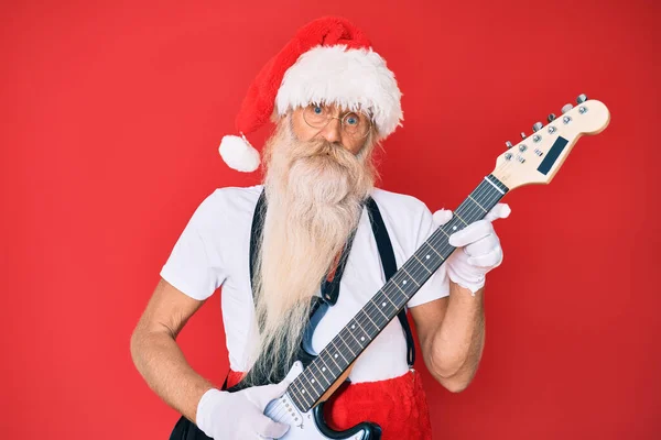 Velho Homem Sênior Vestindo Traje Papai Noel Tocando Guitarra Elétrica — Fotografia de Stock