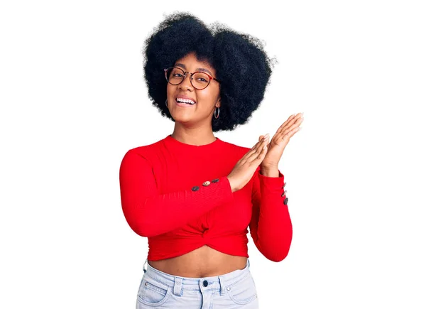 Fiatal Afro Amerikai Lány Alkalmi Ruhát Szemüveget Visel Tapsol Tapsol — Stock Fotó