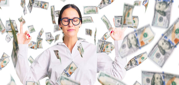 Красивая брюнетка молодая женщина в профессиональном фартуке официантки расслабилась и улыбалась с закрытыми глазами, делая жест медитации пальцами. Концепция йоги.