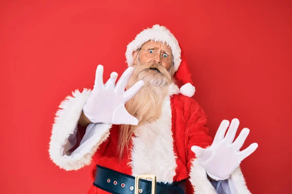 Velho Homem Sênior Com Cabelos Grisalhos Barba Comprida Vestindo Traje — Fotografia de Stock