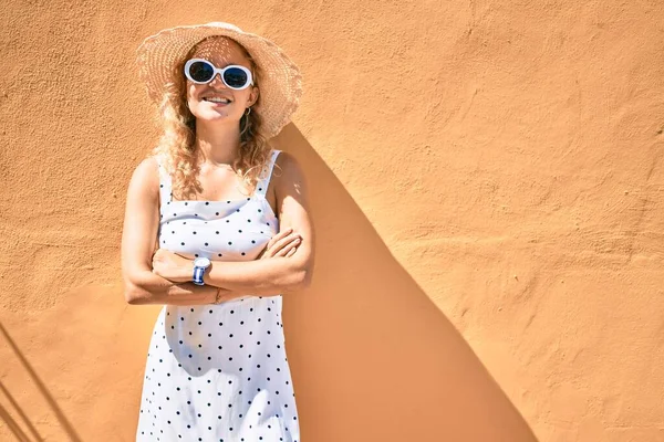 Junge Schöne Kaukasische Frau Mit Blonden Haaren Die Einem Sommertag — Stockfoto